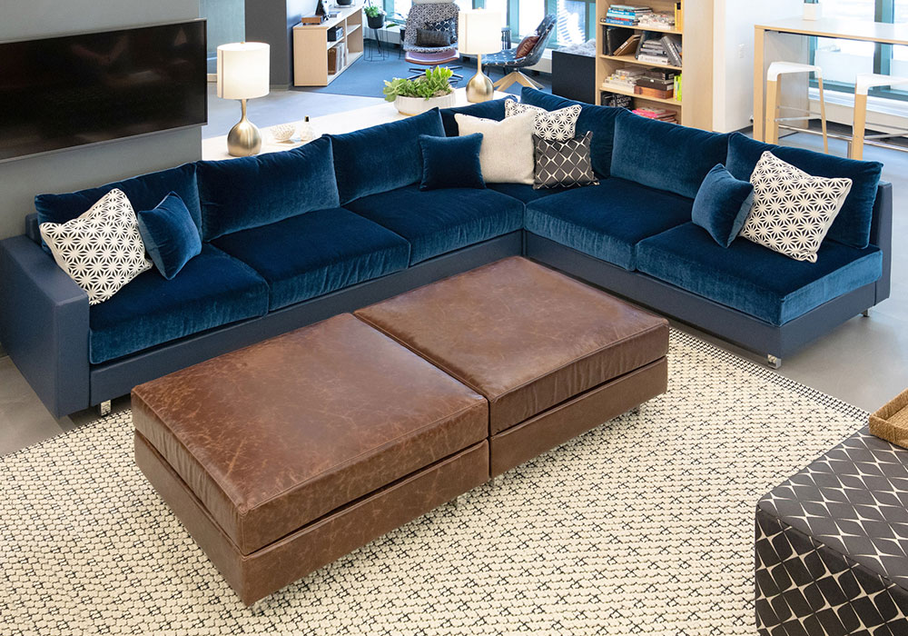 Collette: Sectional with metal legs